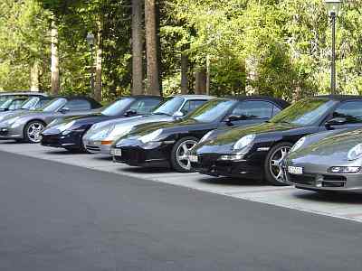 Porsche-Invasion auf dem Parkplatz des Waldhotel National